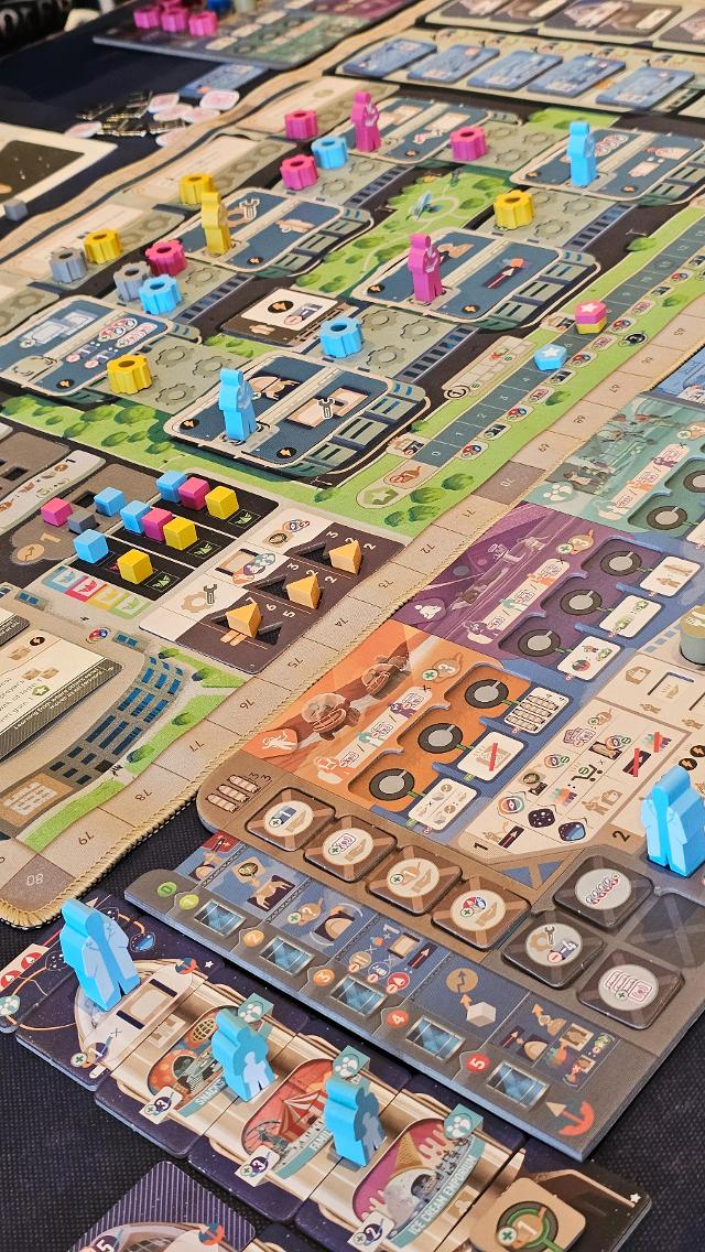 Galactic Cruise на масата, снимка: Jugar y Leer