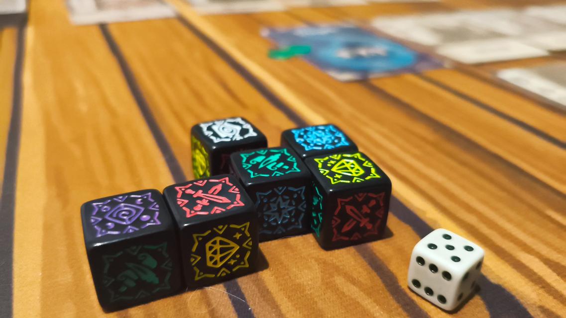 Rising for the Throne on the table, photo by Mochilo