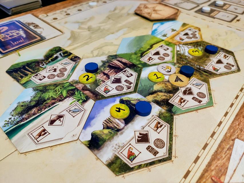 Robinson Crusoe: Aventuras na Ilha Amaldiçoada na mesa, foto de Mario Estruch