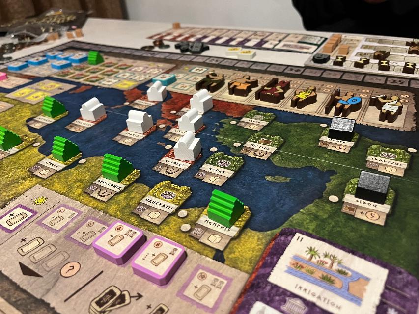 Gentes: Deluxified Edition az asztalon, fotó: Bruno Circulo Friki