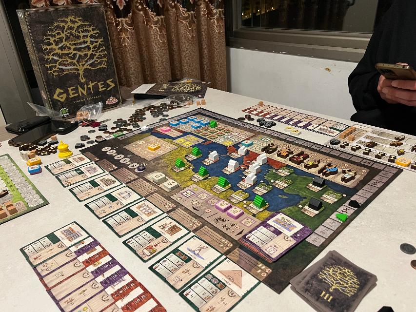 Gentes: Deluxified Edition az asztalon, fotó: Bruno Circulo Friki
