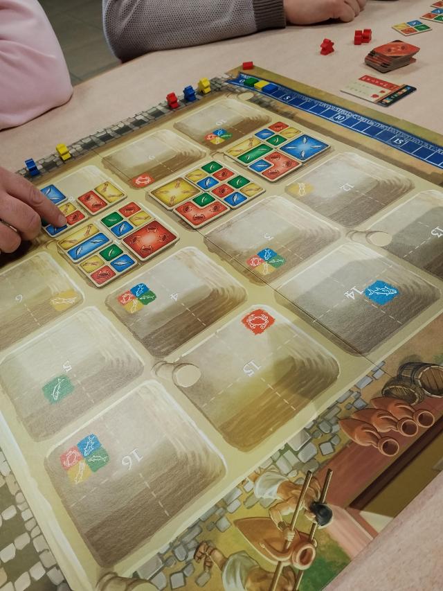 Garum auf dem Tisch, Foto von Amy