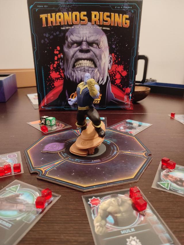 Thanos Rising: Avengers Infinity War sobre la taula, foto de Pauliss