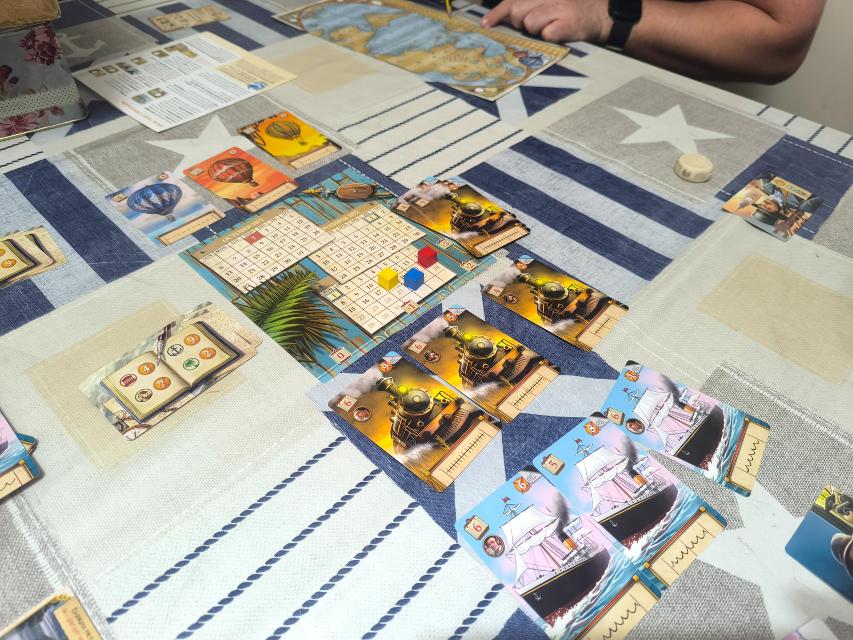 Around the World in 80 Days na stole, zdjęcie: Sapinto