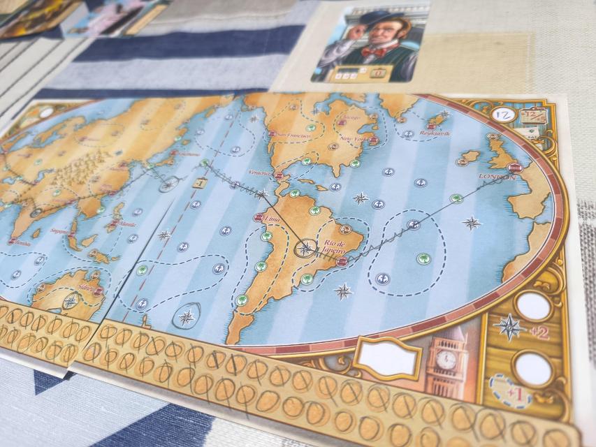 Around the World in 80 Days na stole, zdjęcie: Sapinto