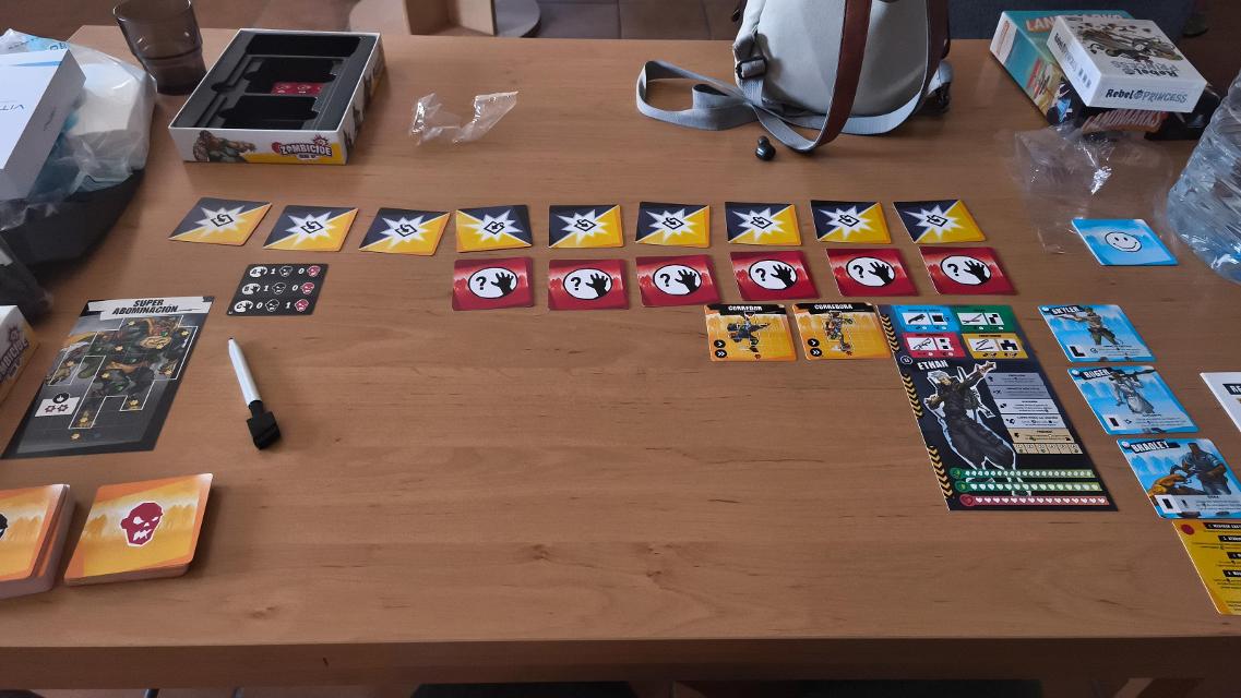 Zombicide: Fegyverbe! az asztalon, fotó: Pedropanes