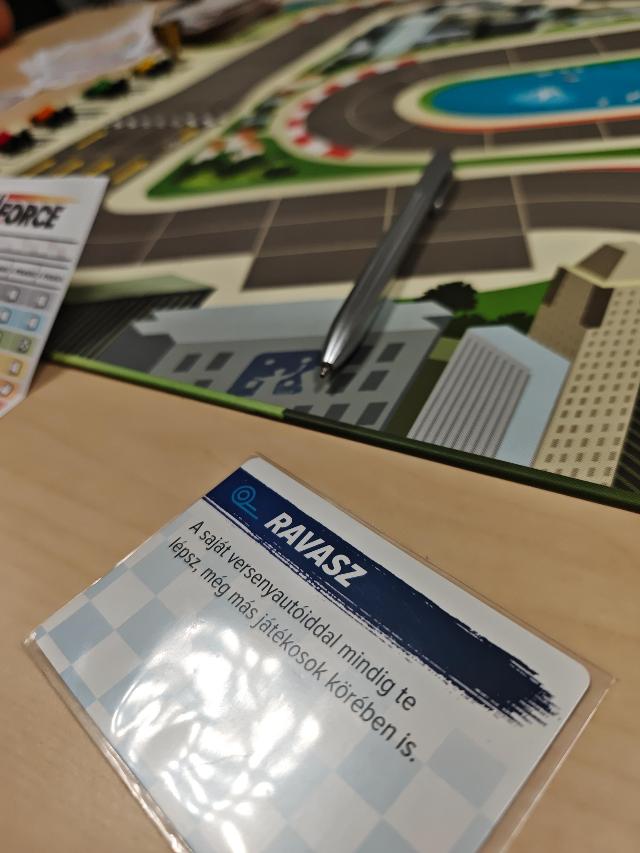 Downforce on the table, photo by tienlevy