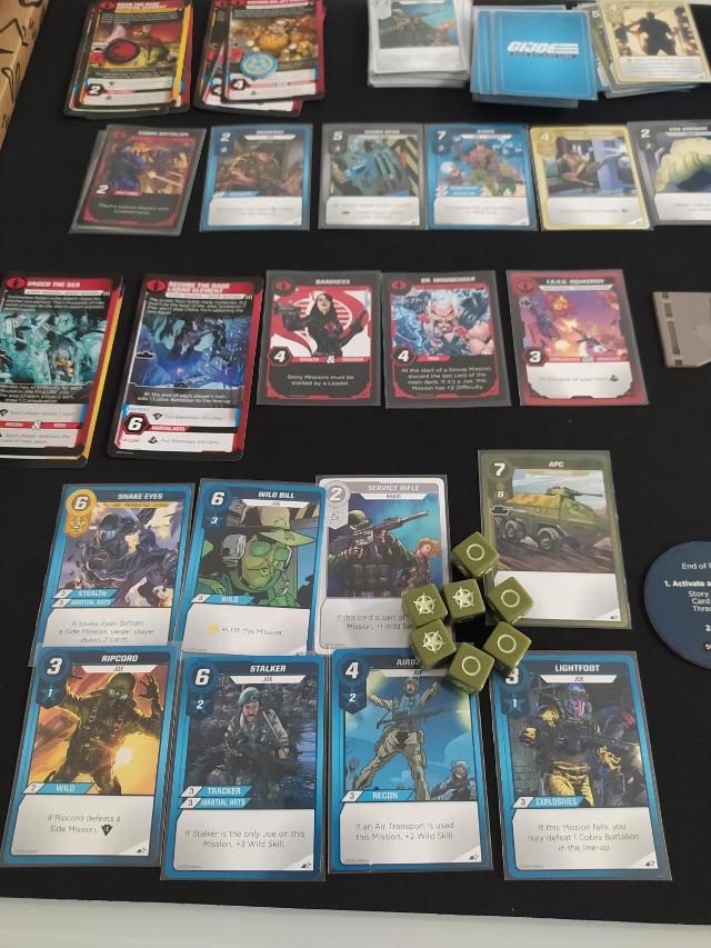 G.I. JOE Deck-Building Game auf dem Tisch, Foto von David Puyalto