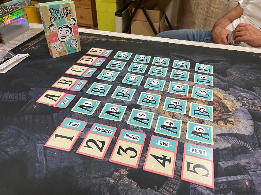 Cross Clues op tafel, foto van Bruno Circulo Friki