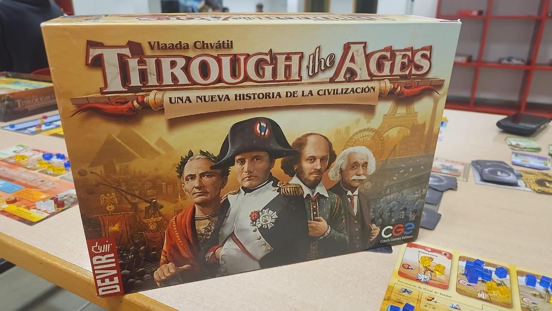 Through the Ages: Eine neue Geschichte der Zivilisation auf dem Tisch, Foto von Pascual