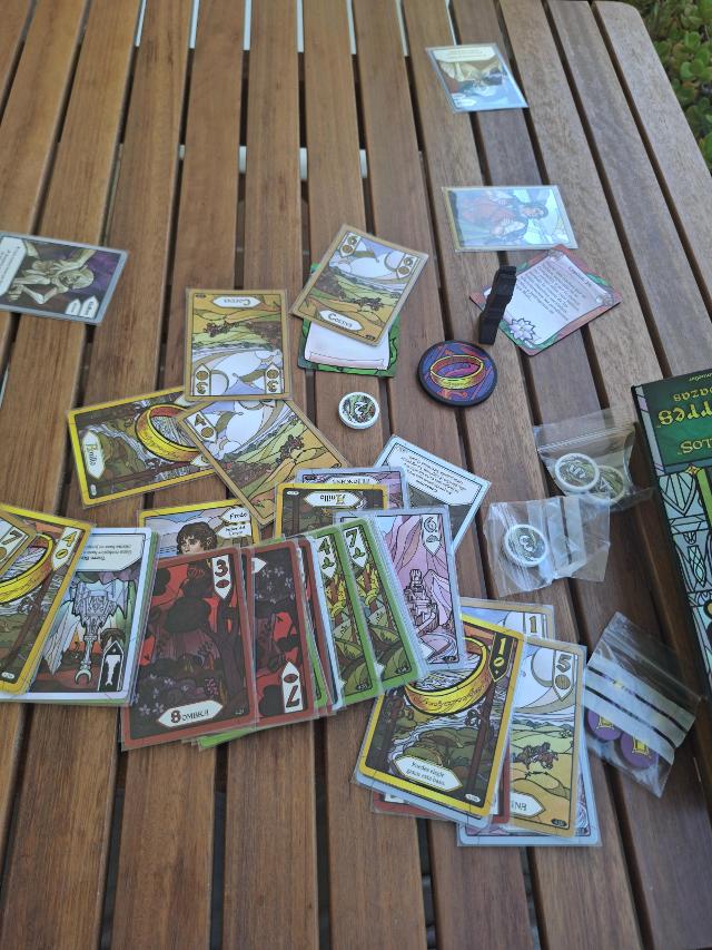 Il Signore degli Anelli: Le Due Torri – Trick-Taking Game sul tavolo, foto di Artur Rodríguez Coma