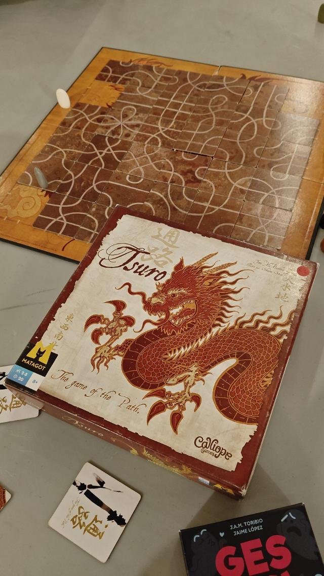 Tsuro sobre la taula, foto de Julio CC