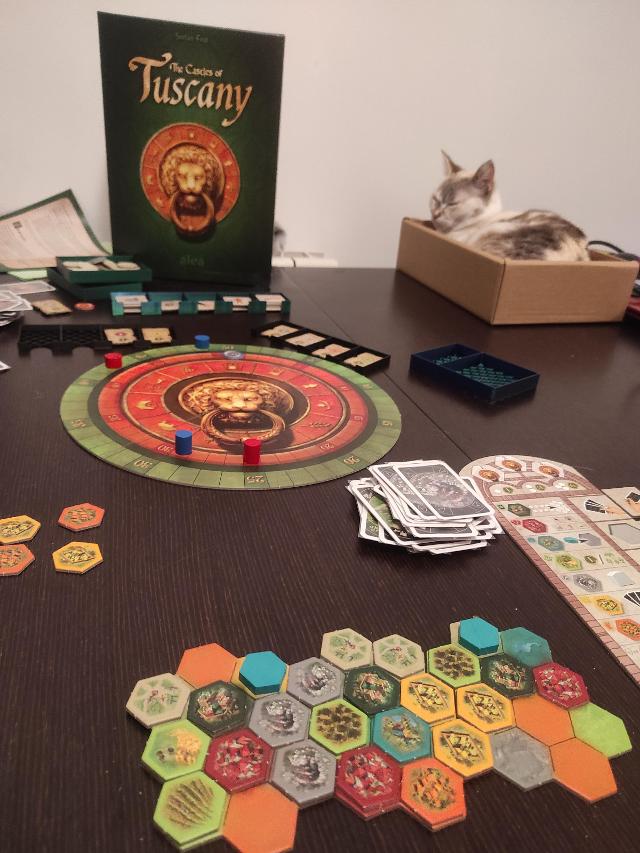 The Castles of Tuscany on the table, photo by Pauliss