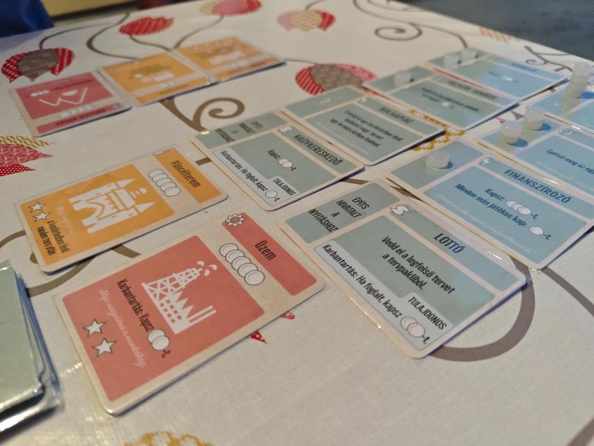 テーブル上のミントワークス 日本語版(写真:onyxo)