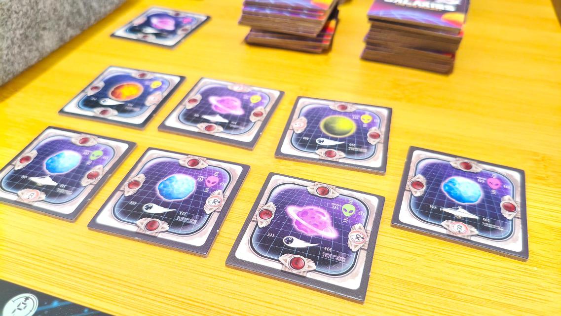 Galaxies: The UFO Project on the table, photo by Mochilo