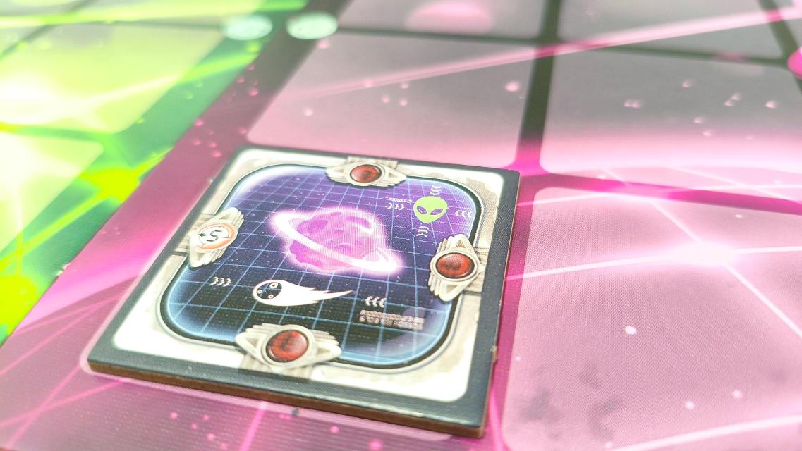 Galaxies: The UFO Project on the table, photo by Mochilo
