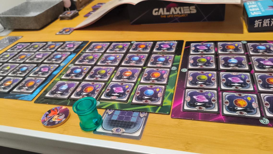 Galaxies: The UFO Project on the table, photo by Mochilo