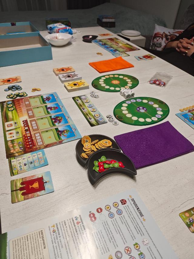 Golden Cup on the table, photo by Дмитрий Печень