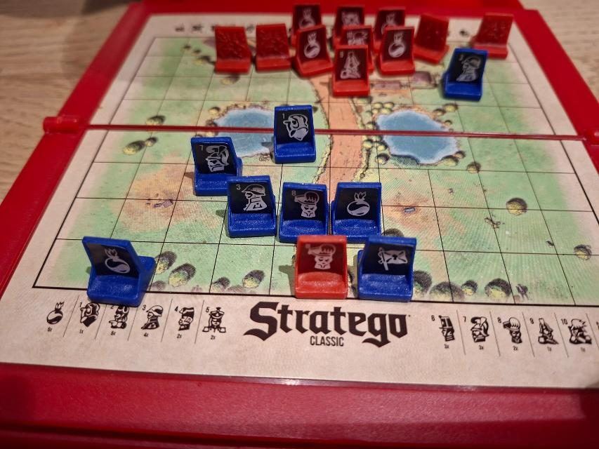 Stratego on the table, photo by Artur Rodríguez Coma