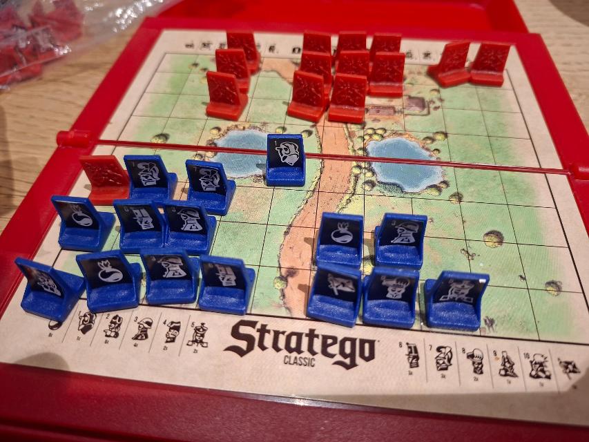 Stratego on the table, photo by Artur Rodríguez Coma