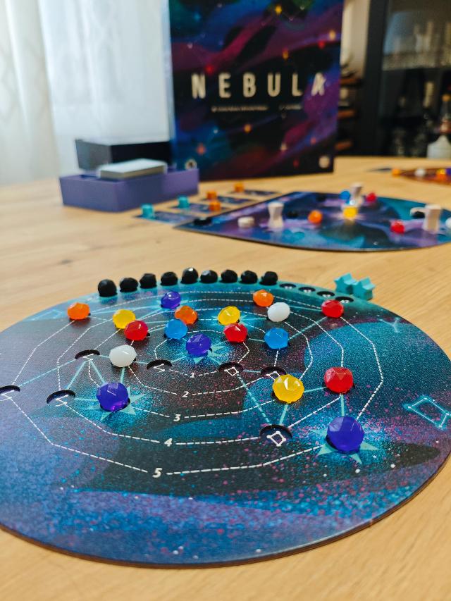 Nebula sobre la mesa, foto de Adrian