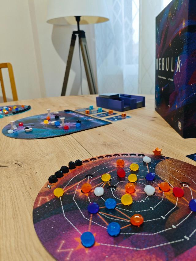 Nebula sobre la mesa, foto de Adrian