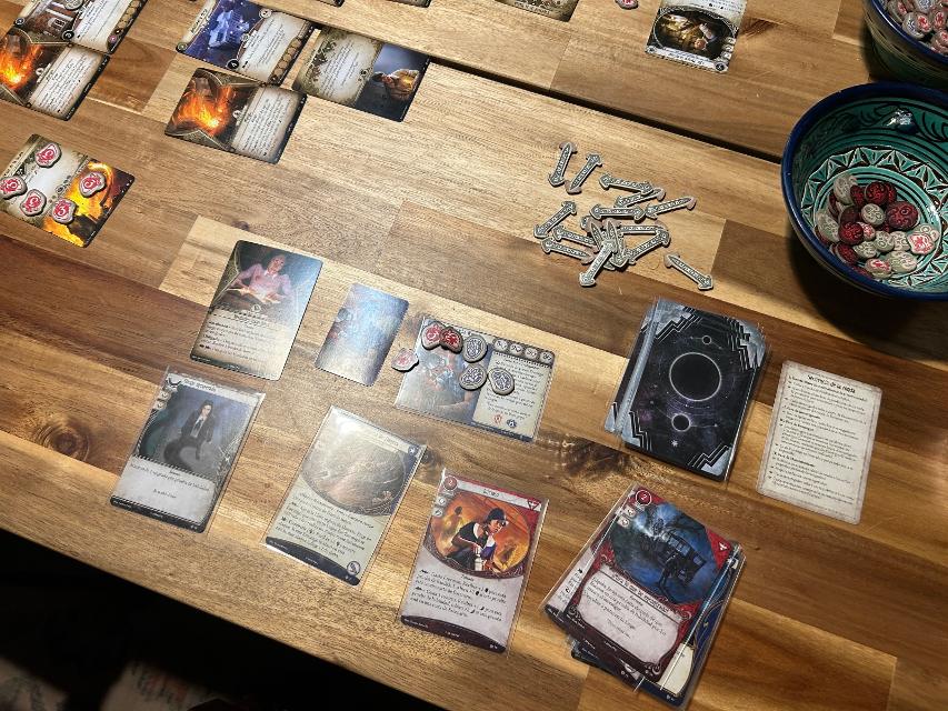 Arkham Horror: The Card Game on the table, photo by Enol Martínez Pérez “MrTaikyo”