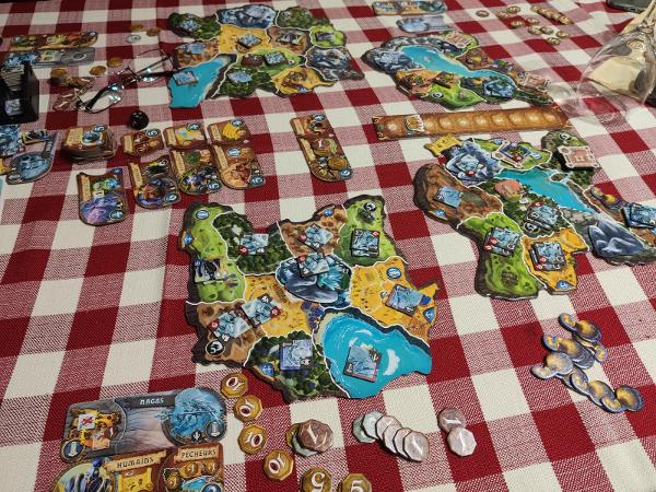 Small World of Warcraft on the table, photo by tienlevy