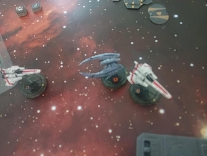 Battlestar Galactica: Starship Battles – Starter Set sobre la taula, foto de Josep Maria