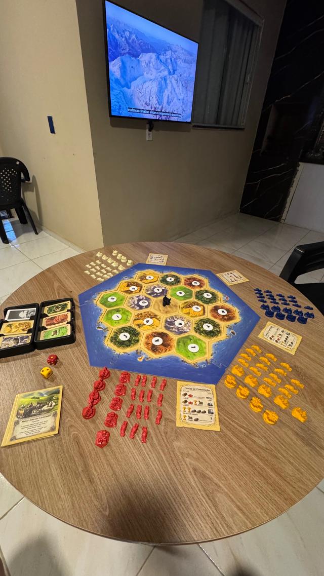Catan: 25th Anniversary Edition sobre la taula, foto de Flavinho do Pneu