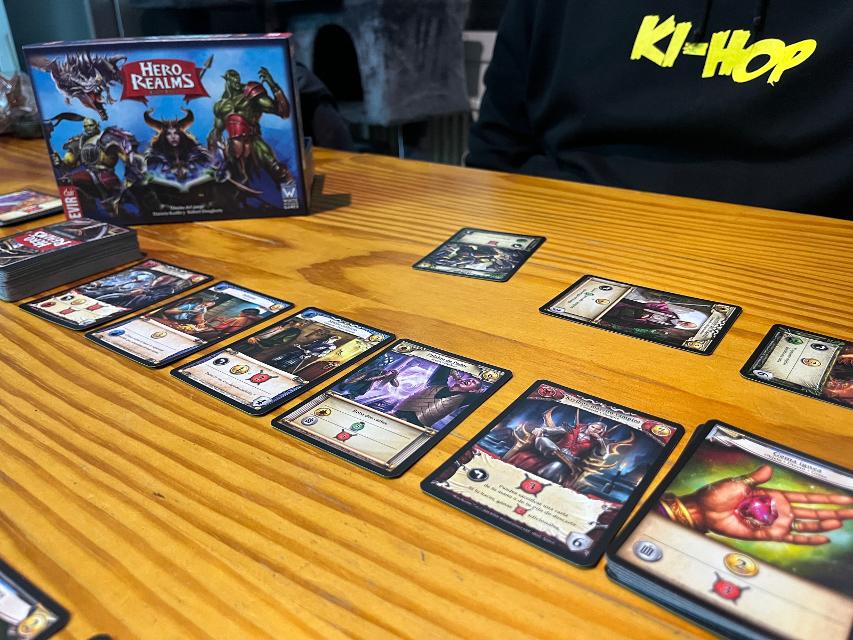 테이블 위의 Hero Realms, 사진: Bruno Circulo Friki