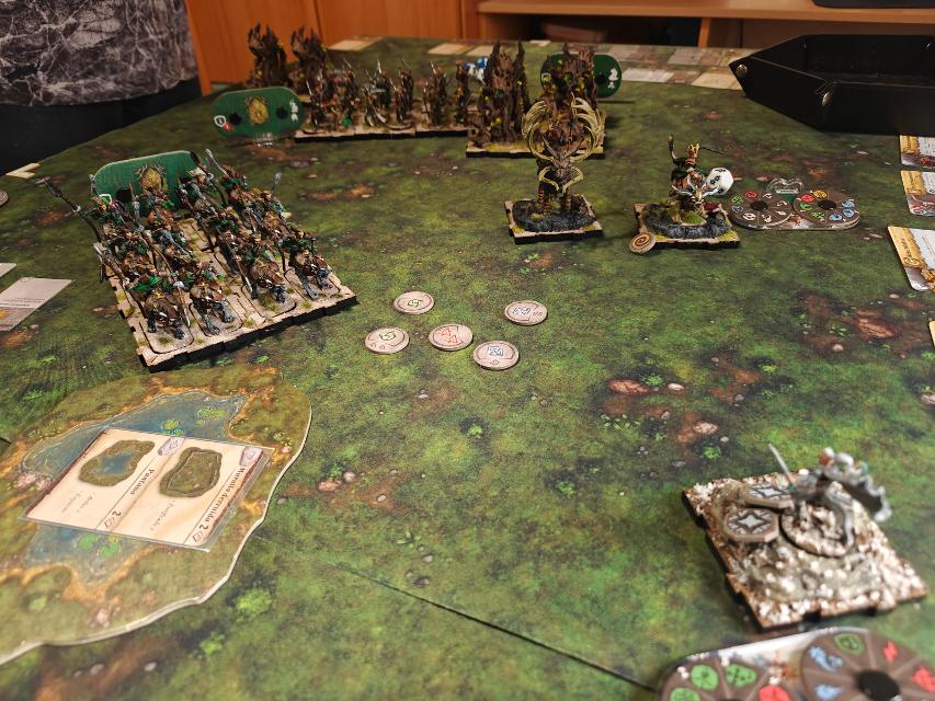 Runewars: Miniaturenspiel auf dem Tisch, Foto von Roger