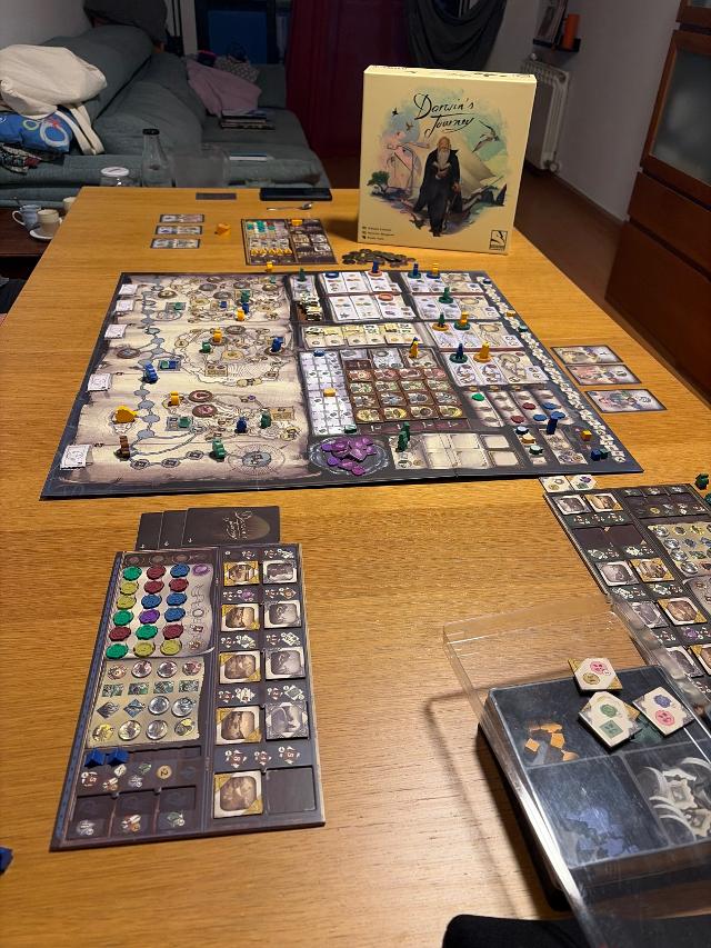 Darwin's Journey: Collector's Edition sobre la taula, foto de Manelonix