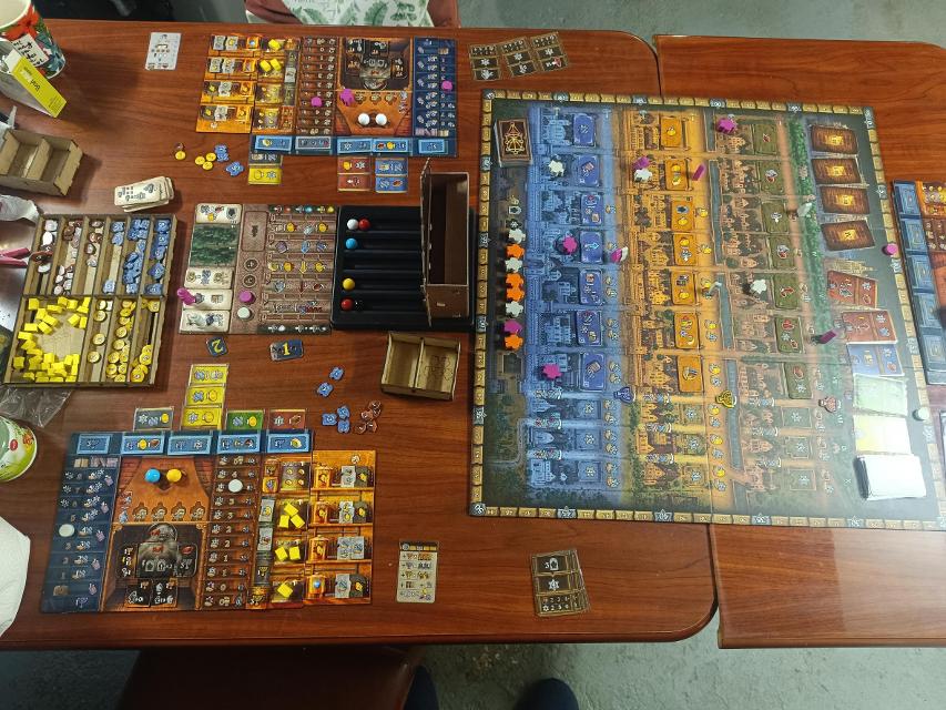 Golem op tafel, foto van Jamape