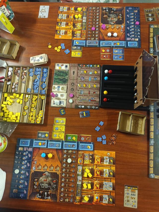 Golem op tafel, foto van Jamape