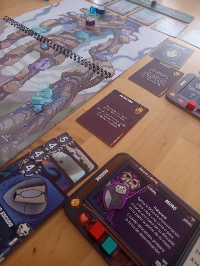Leviathan Wilds na stole, zdjęcie: Ferran A Sales