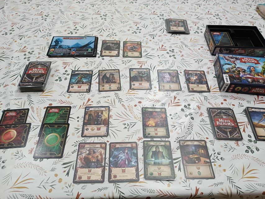 테이블 위의 Hero Realms, 사진: Viafora - Francesc