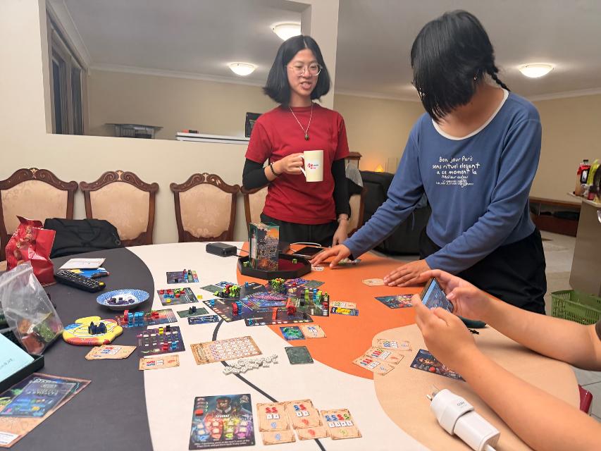 Tiny Epic Cthulhu: Deluxe Edition sobre la taula, foto de Paige