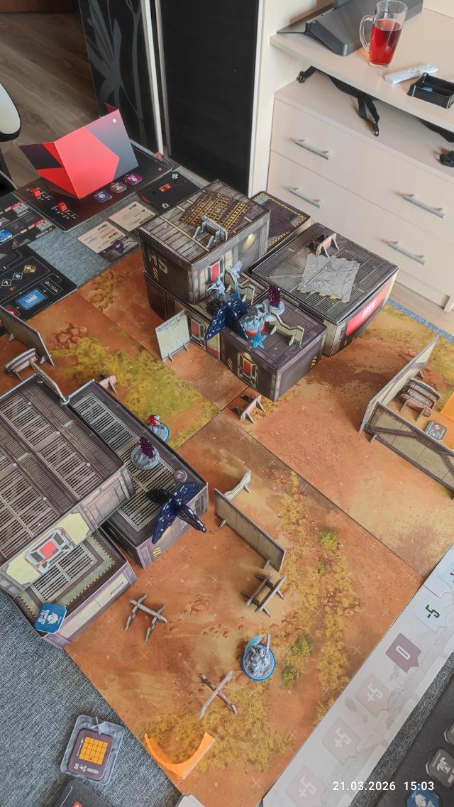 Apex Legends: The Board Game on the table, photo by FazerGD
