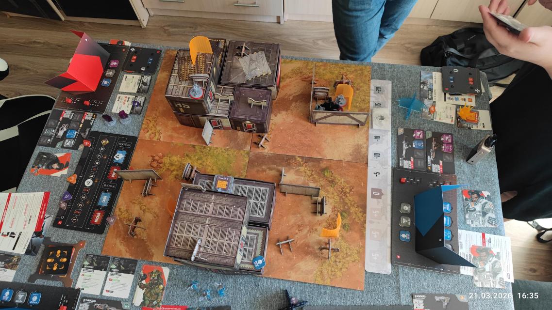 Apex Legends: The Board Game on the table, photo by FazerGD