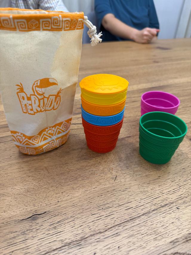 Liar's Dice na mesa, foto de neogeneration