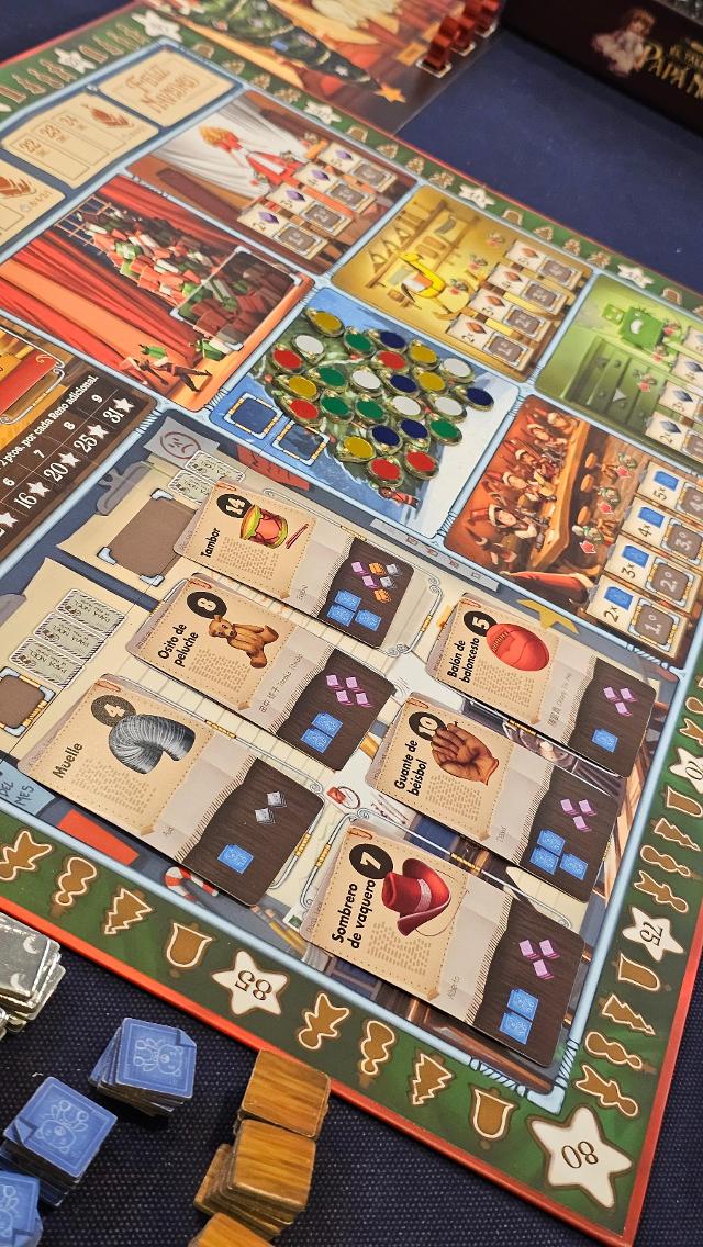 Santa's Workshop (Second Edition) on the table, photo by Jugar y Leer