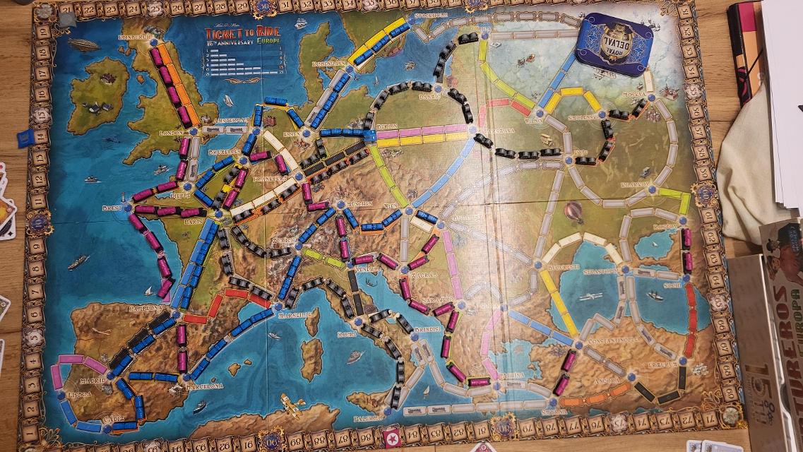 Ticket to Ride: Europe – 15th Anniversary auf dem Tisch, Foto von Borja Giner