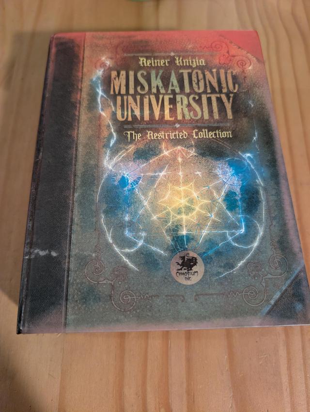 Miskatonic University: The Restricted Collection sobre la taula, foto de Brandon Storm