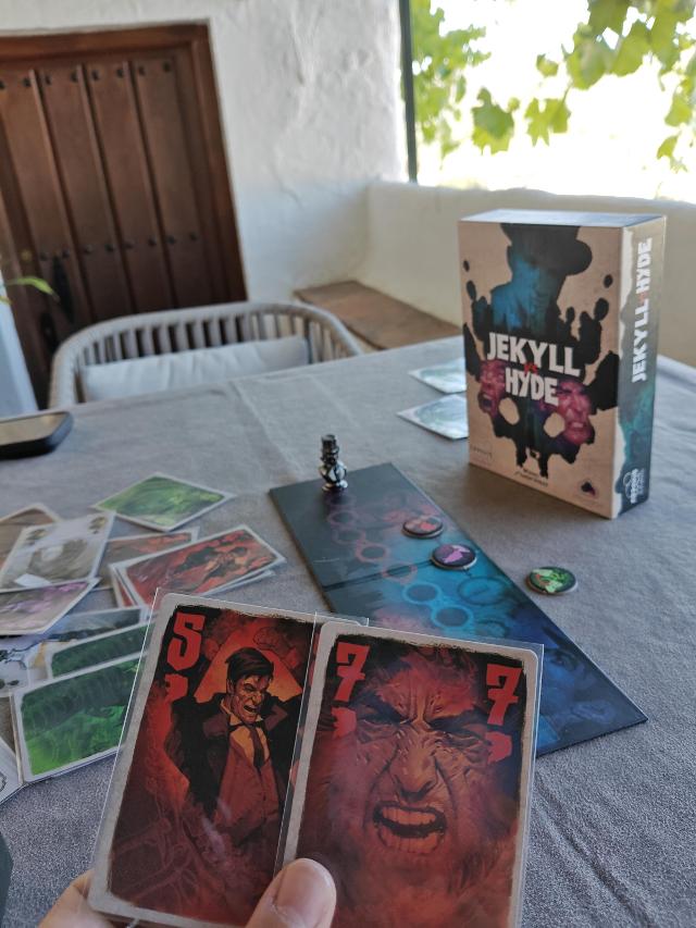 Jekyll i Hyde na stole, zdjęcie: Julio CC