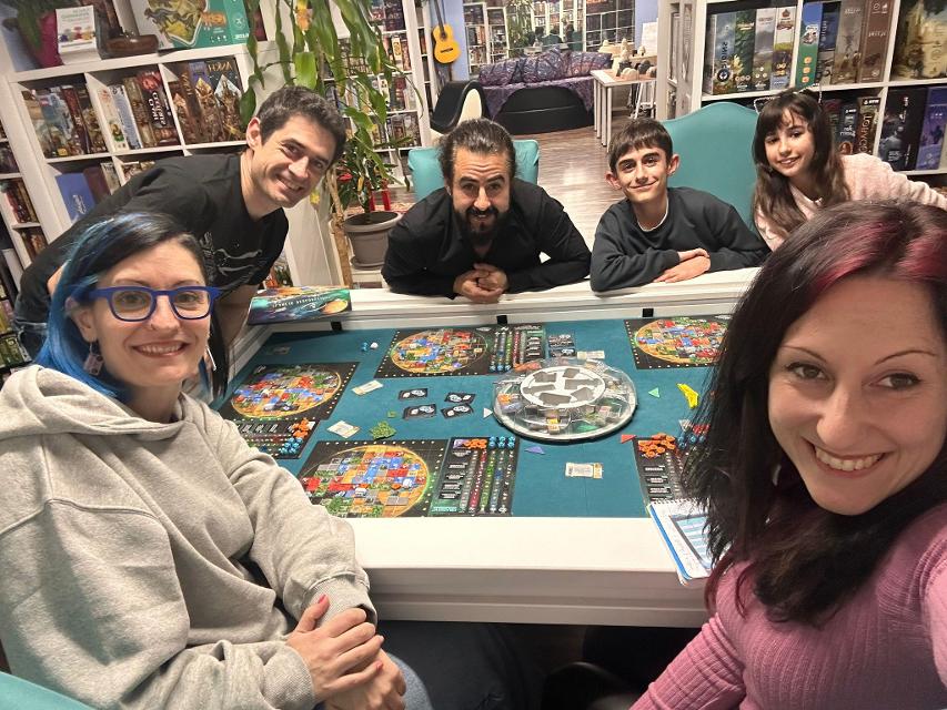 Planet Unknown auf dem Tisch, Foto von Jugar y Leer