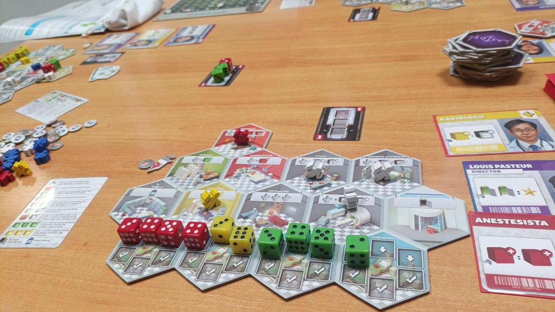 Dice Hospital pöydällä, kuva: Chrno