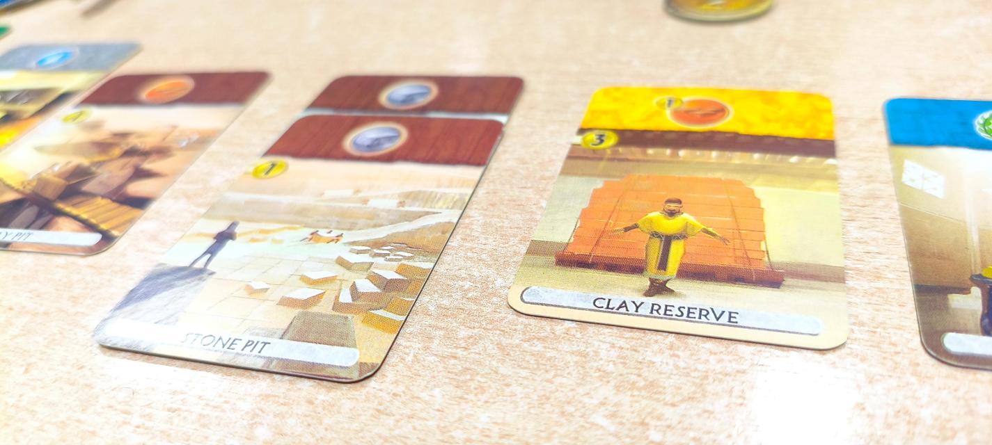 7 Wonders Duel op tafel, foto van Mochilo