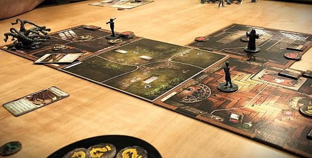 Mansions of Madness: Second Edition op tafel, foto van Borja Giner