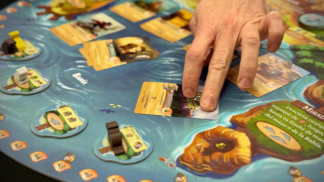 Farshore: Ein Spiel in der Welt von Everdell auf dem Tisch, Foto von Dídac